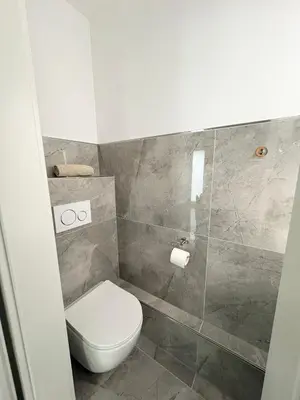 Ein Badezimmer in der Unterkunft HUGOS Design House - ruhig & modern