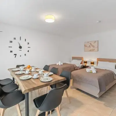 KRelax Baroque Living - 8 Gäste - Parkplatz & Balkon - SmartTV - Bahnhofsnähe & schnelle Autobahnanbindung