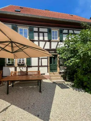 Das Gebäude in dem sich das Ferienhaus befindet