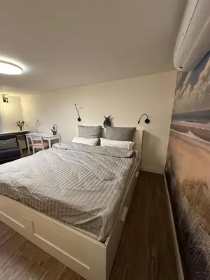 Ein Bett oder Betten in einem Zimmer der Unterkunft Hexenruhe - Stylish, garden studio in Dietzenbach