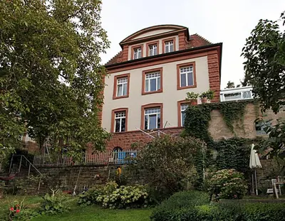 Ein Garten an der Unterkunft Jugendstil Ferienwohnung Neustadt