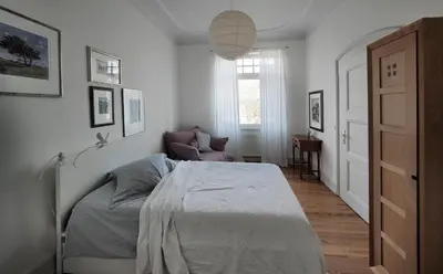 Ein Bett oder Betten in einem Zimmer der Unterkunft Jugendstil Ferienwohnung Neustadt