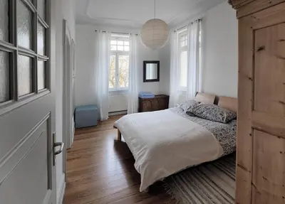 Ein Bett oder Betten in einem Zimmer der Unterkunft Jugendstil Ferienwohnung Neustadt