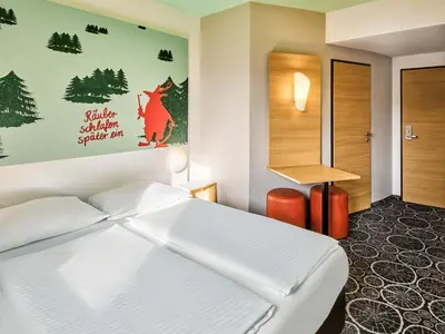 Ein Bett oder Betten in einem Zimmer der Unterkunft B&B Hotel Aschaffenburg