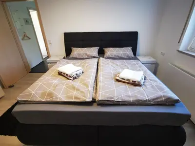 Ein Bett oder Betten in einem Zimmer der Unterkunft Ferienwohnung Im Auricher Tal