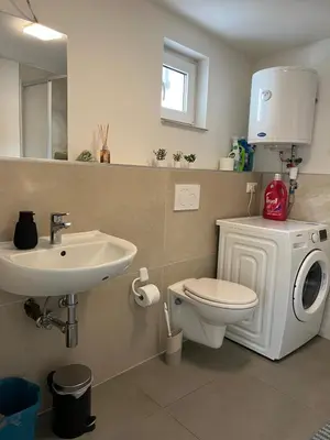 Ein Badezimmer in der Unterkunft modernes Monteurzimmer mit zwei Einzelbetten