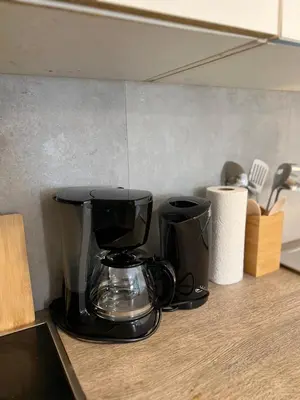 Kaffee-/Teezubehör in der Unterkunft modernes Monteurzimmer mit zwei Einzelbetten