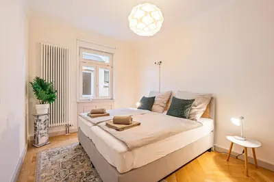 Ein Bett oder Betten in einem Zimmer der Unterkunft LubuNest l Familien und Gruppen, Zentral, Altbau