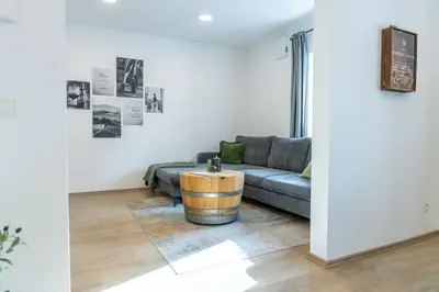 Ein Sitzbereich in der Unterkunft Fassboden - VINoKAT Living