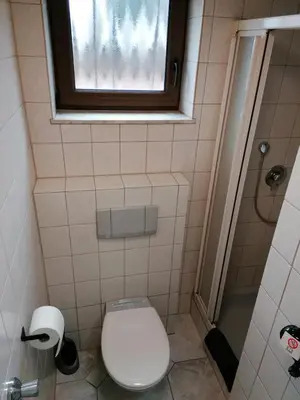 Ein Badezimmer in der Unterkunft bookandstay24 com Babenhausen Apartment mit 2 Betten und Küche