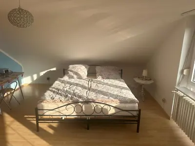 Ein Bett oder Betten in einem Zimmer der Unterkunft Tinas Ferienwohnung Bietigheim Baden