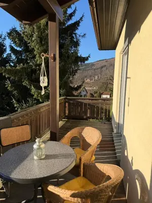 Ein allgemeiner Bergblick oder ein Berglick von des Ferienhauses aus