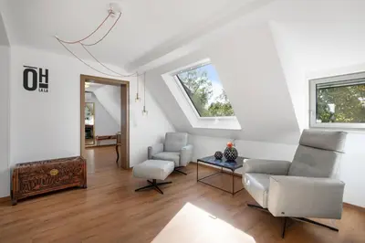 Ein Sitzbereich in der Unterkunft 70 qm Design-Wohnung - 1,5 Bäder, Klimaanlage und Ausblick