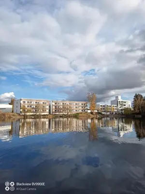 Blick auf einen Fluss in der Nähe des Hotels