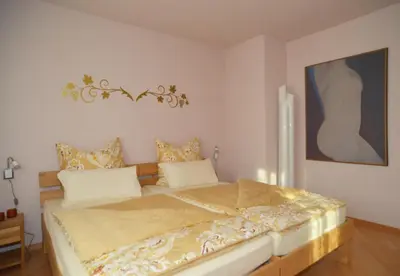 Ein Bett oder Betten in einem Zimmer der Unterkunft Ferienwohnung Unter dem Schwalbennest