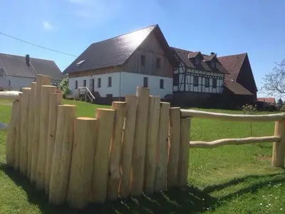 Das Gebäude in dem sich das Ferienhaus befindet