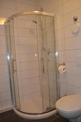 Ein Badezimmer in der Unterkunft Zwei Raben Pension