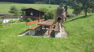 Ein Garten an der Unterkunft Gästehaus Cornelia