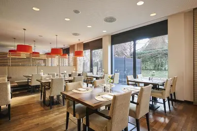Ein Restaurant oder anderes Speiselokal in der Unterkunft NH Ludwigsburg