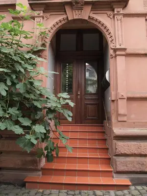 Eine Fassade oder ein Eingang zu Haus Mittendrin