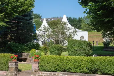 Ein Garten an der Unterkunft Hotel Restaurant Vinothek LAMM