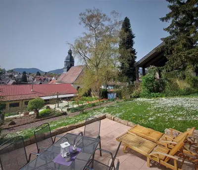 Ein Garten an der Unterkunft Gästehaus Röhm