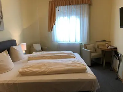 Ein Bett oder Betten in einem Zimmer der Unterkunft Hotel Rose Heidelberg inklusive Frühstück, Saunanutzung und Parkplätze nach Verfügbarkeit