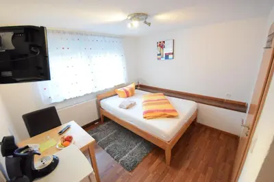Ein Bett oder Betten in einem Zimmer der Unterkunft Gästehaus Neckarsulm