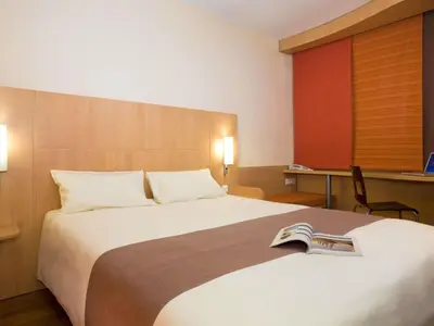 Ein Bett oder Betten in einem Zimmer der Unterkunft ibis Karlsruhe Hauptbahnhof