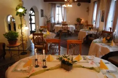 Ein Restaurant oder anderes Speiselokal in der Unterkunft Hotel Linde
