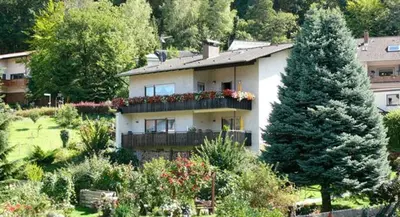 Ein Garten an der Unterkunft Haus Dorfblick