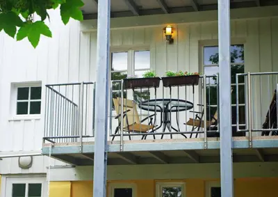 Ein Balkon oder eine Terrasse in der Unterkunft Ferien-Wohnung am Menzer-Park