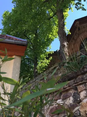 Das Gebäude in dem sich das Ferienhaus befindet