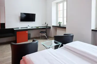 TV/Unterhaltungsangebot in der Unterkunft Hotel Villa-Bassermann, stilvoll, 2 Min zum Schloss, schnelles WLAN & Parkplatz