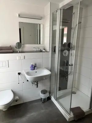 Ein Badezimmer in der Unterkunft La Flamme Wertheim garni