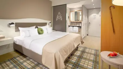 Ein Bett oder Betten in einem Zimmer der Unterkunft Hotel Jagdschloss Kranichstein