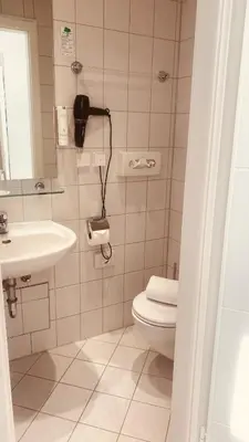 Ein Badezimmer in der Unterkunft sevenDays Hotel Karlsruhe