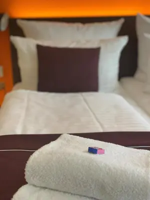 Ein Bett oder Betten in einem Zimmer der Unterkunft sevenDays Hotel Karlsruhe