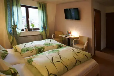 Ein Bett oder Betten in einem Zimmer der Unterkunft Hotel Grüner Baum mit Restaurant & Wellness