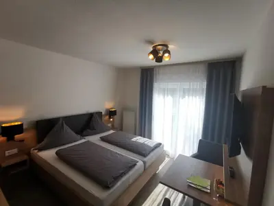 Ein Bett oder Betten in einem Zimmer der Unterkunft Hotel Grüner Baum mit Restaurant & Wellness