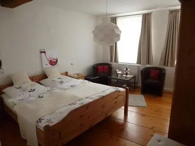 Ein Bett oder Betten in einem Zimmer der Unterkunft Alter Winzerhof Weisenheim am Berg e.K.