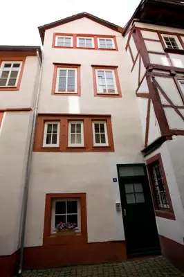 Das Gebäude in dem sich das Ferienhaus befindet