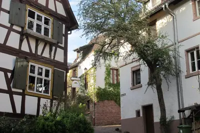Das Gebäude in dem sich das Ferienhaus befindet