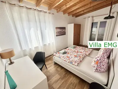 Ein Bett oder Betten in einem Zimmer der Unterkunft Ferienhaus Event Haus EMG Hockenheim für Familien und Gruppen bis 22 Personen mit Partyraum