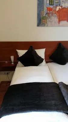 Ein Bett oder Betten in einem Zimmer der Unterkunft Ellenbergs Restaurant & Hotel