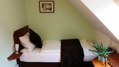 Ein Bett oder Betten in einem Zimmer der Unterkunft Ellenbergs Restaurant & Hotel