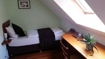 Ein Bett oder Betten in einem Zimmer der Unterkunft Ellenbergs Restaurant & Hotel