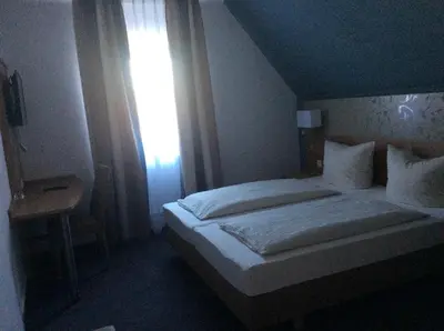 Ein Bett oder Betten in einem Zimmer der Unterkunft Gasthaus zum Ochsen