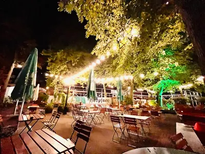 Ein Restaurant oder anderes Speiselokal in der Unterkunft Hotel Hoepfner Burghof