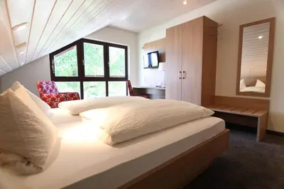 Ein Bett oder Betten in einem Zimmer der Unterkunft Pension zur Weinlaube